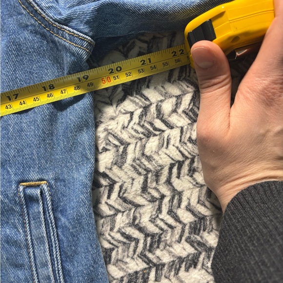 Like New Abercrombie & Fitch Light Wash Denim Jean Jacket Womens Medium - Picture 7 of 9